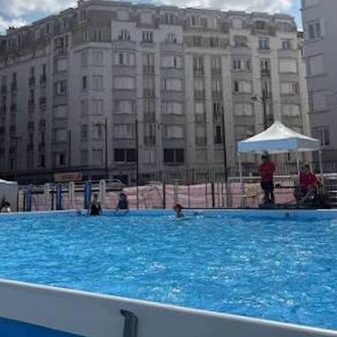 Une piscine extérieure gratuite ouvre ses portes dans le 17e images