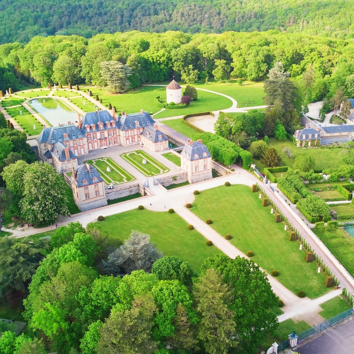 Un pique-nique et un concert classique organisés dans ce château à deux pas de Paris shutterstock-2586450317