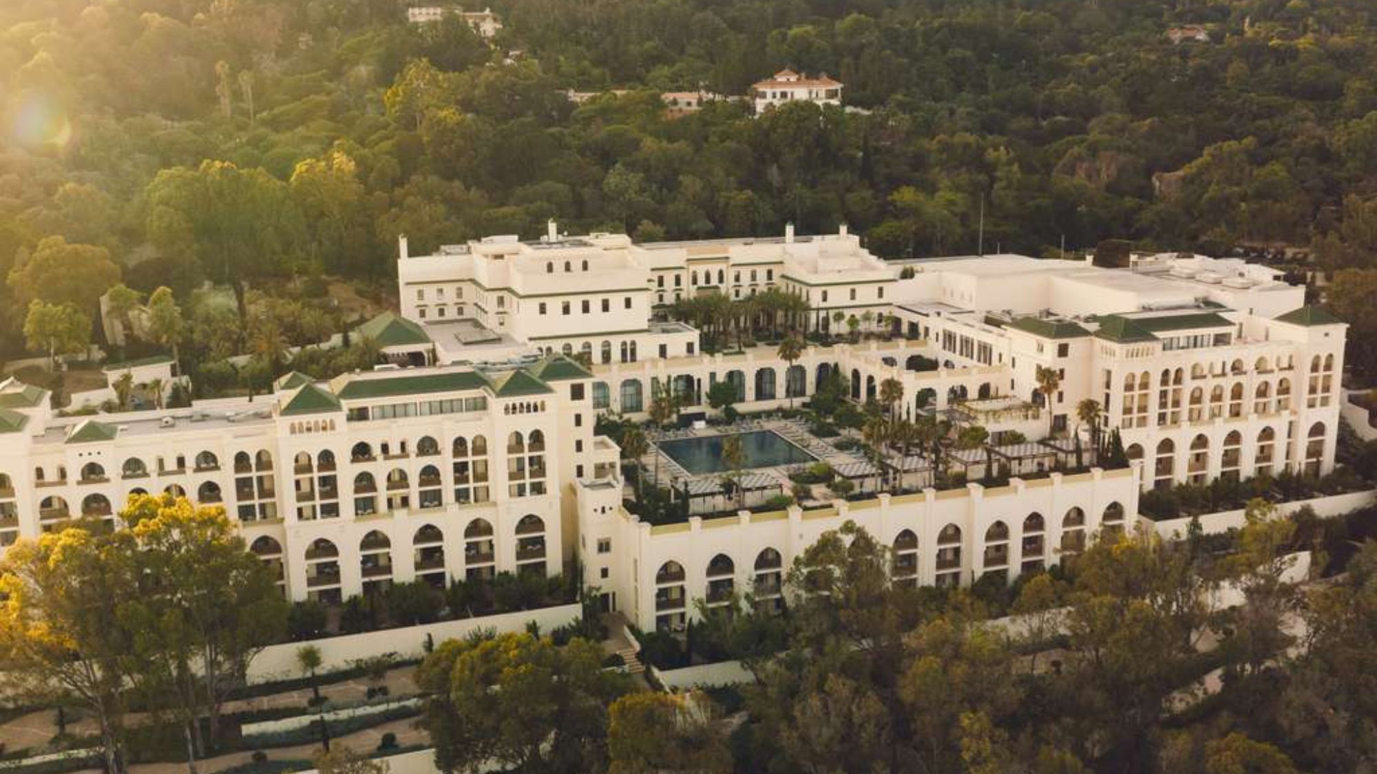 À 4h de Lille, cette ville ensoleillée cache l'un des plus beaux hôtels du Maroc fairmont-palace-palmiers