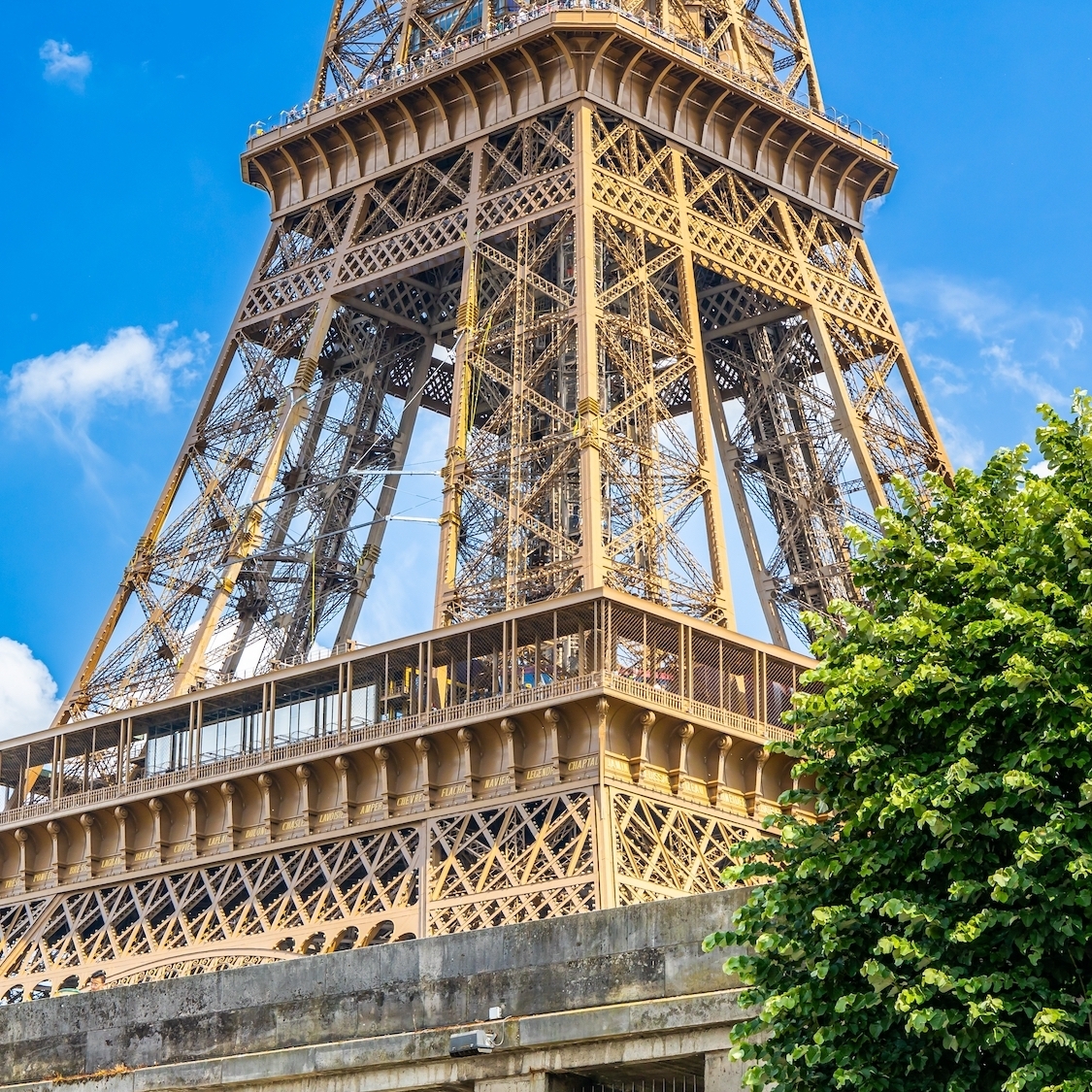 Un cinéma gratuit s’installe au premier étage de la tour Eiffel shutterstock-2514883801