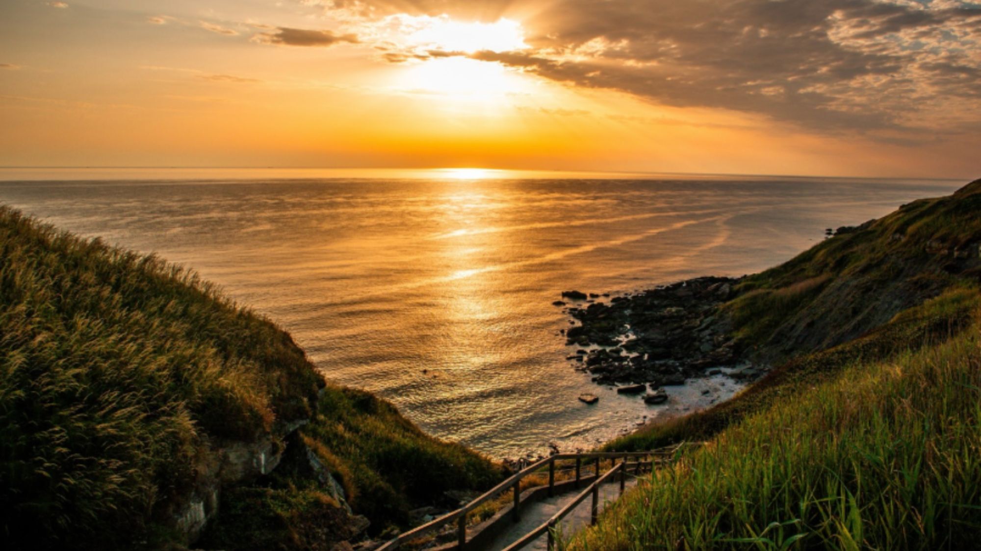 plage-coucher-soleil-falaises