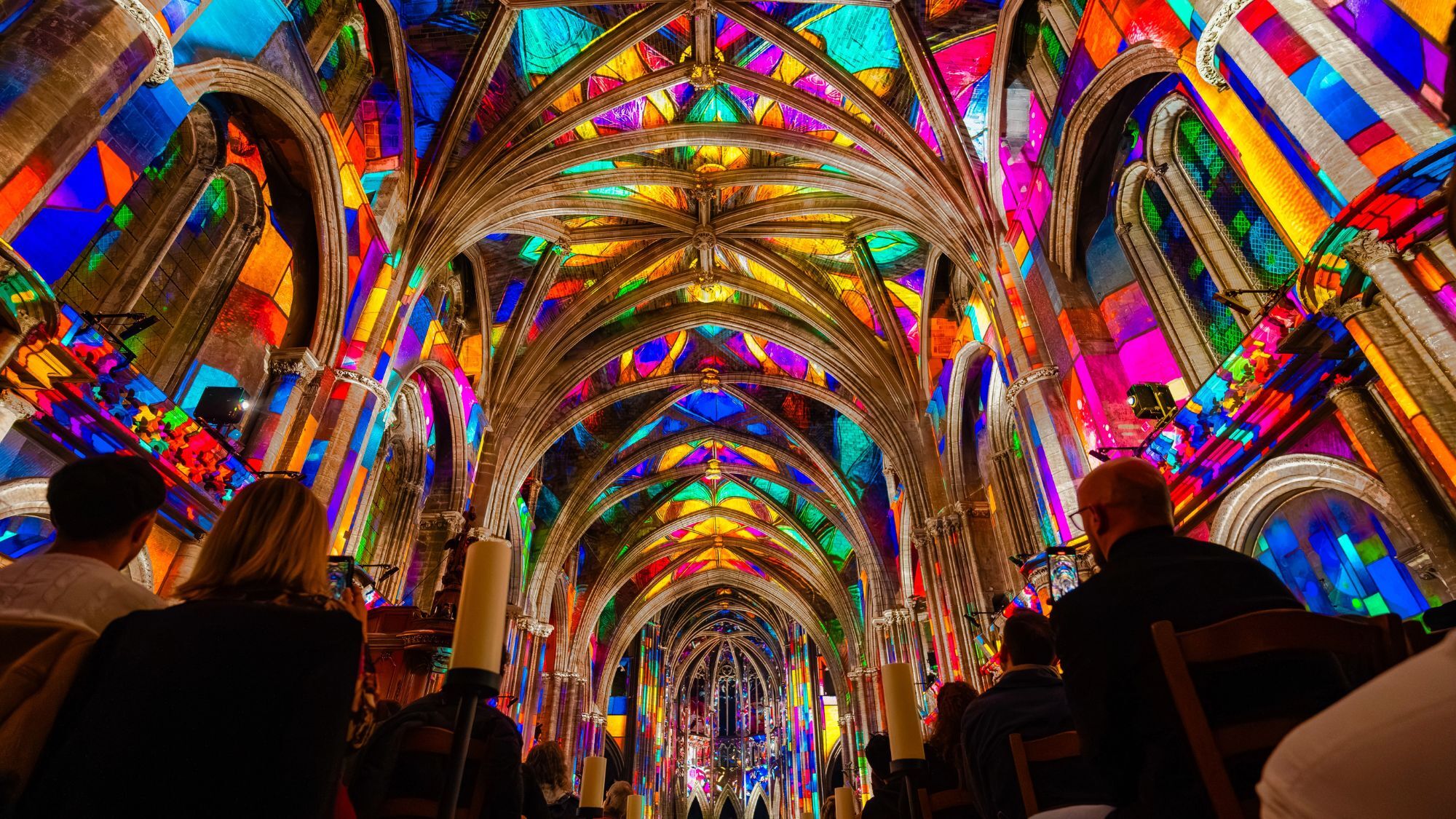 cathedrale-lumieres-couleurs-voutes