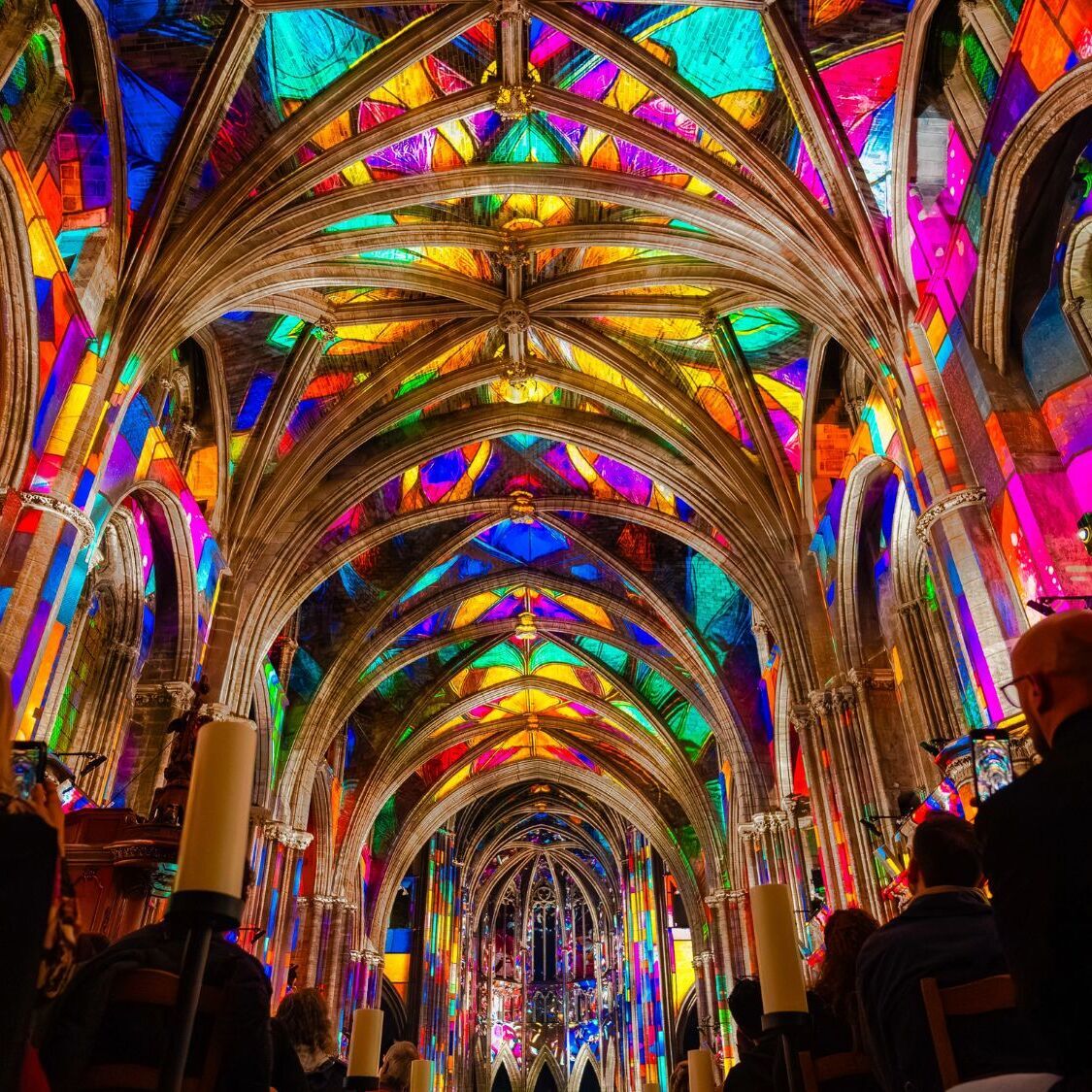 cathedrale-lumieres-couleurs-voutes