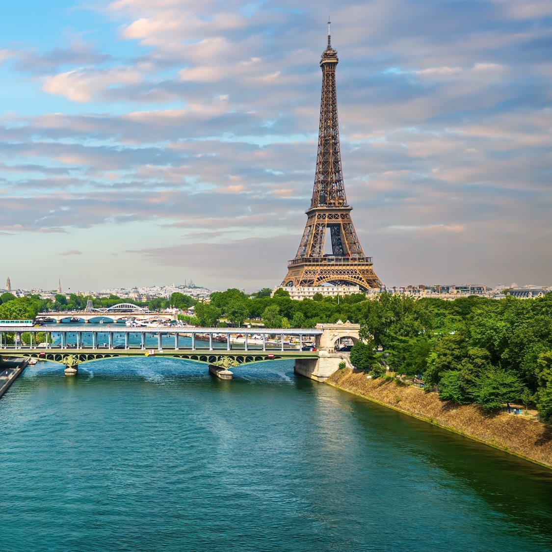 Métro, musées… Voici ce qui ferme et reste ouvert à Paris le 14 juillet ! shutterstock-2349245417