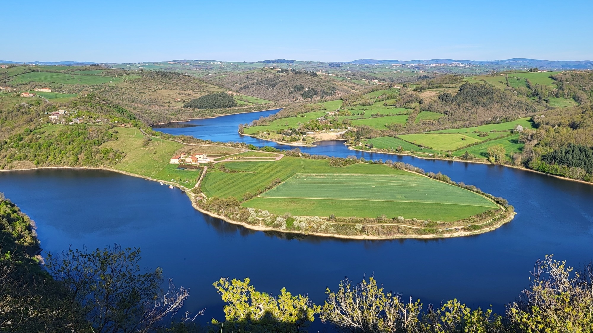 À 1h de Lyon, ce site naturel classé au Guide Michelin offre une vue unique et spectaculaire a-1h-lyon-site-naturel-pet-ane-vue-spectaculaire
