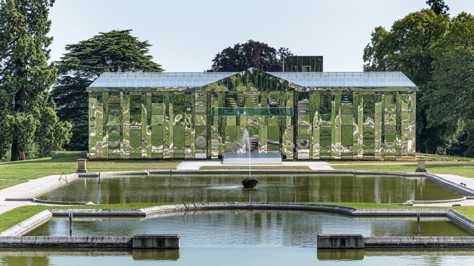chateau-recouvert-miroirs-foret-visiter-france