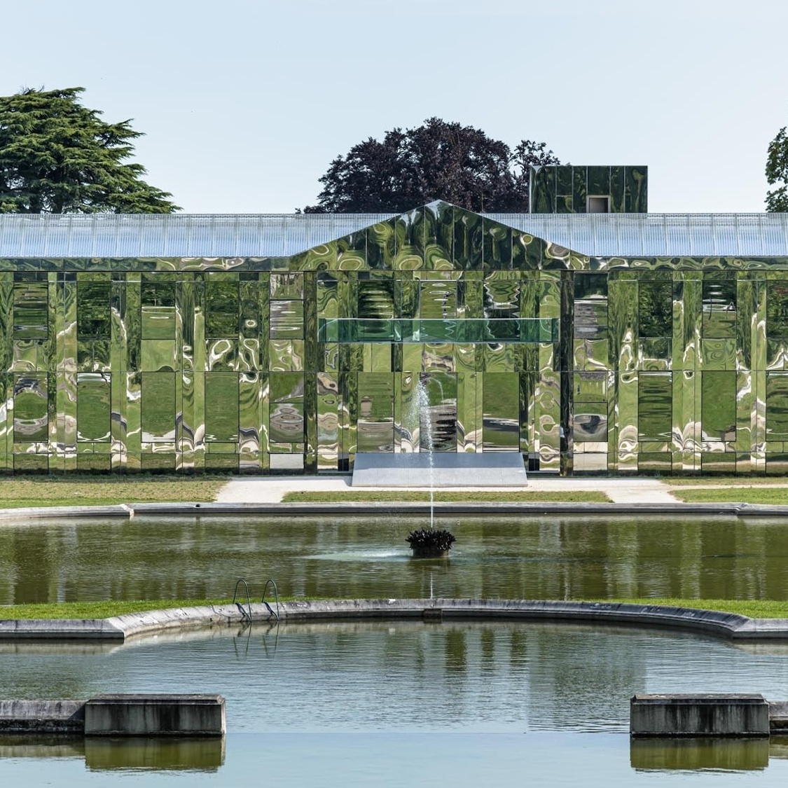 chateau-recouvert-miroirs-foret-visiter-france