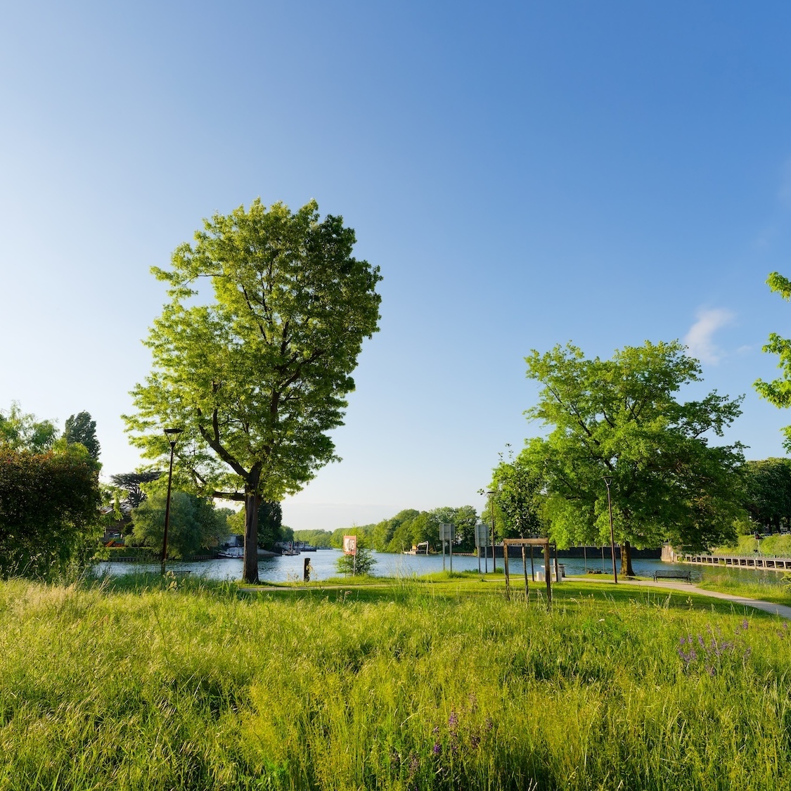 À seulement 20 min de Paris, ce village est parfait pour une virée ultra-rafraîchissante shutterstock-2700087099