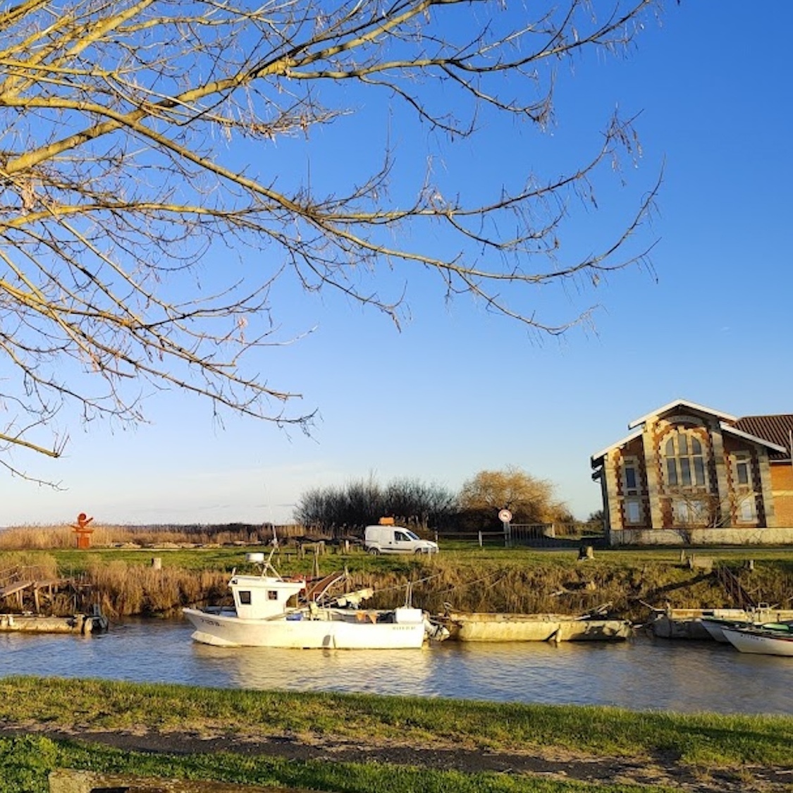 À 1h30 de Bordeaux, ce petit village de pêcheurs de 300 habitants cache une plage secrète saint-christoly-medoc-village