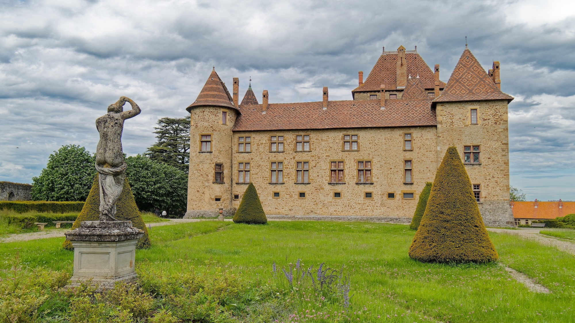 a-40-km-lyon-magnifique-chateau-medieval-a-vendre