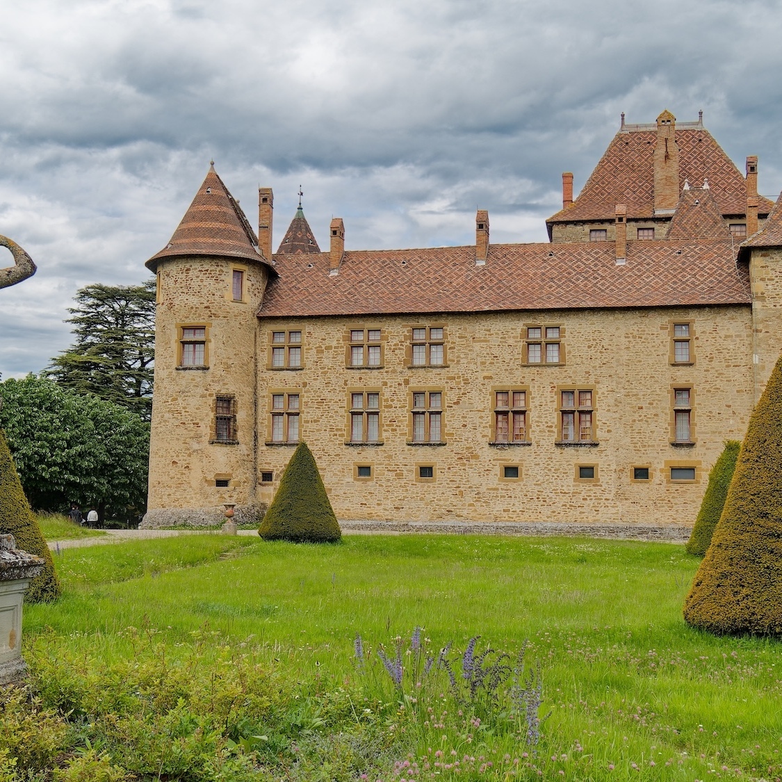 a-40-km-lyon-magnifique-chateau-medieval-a-vendre