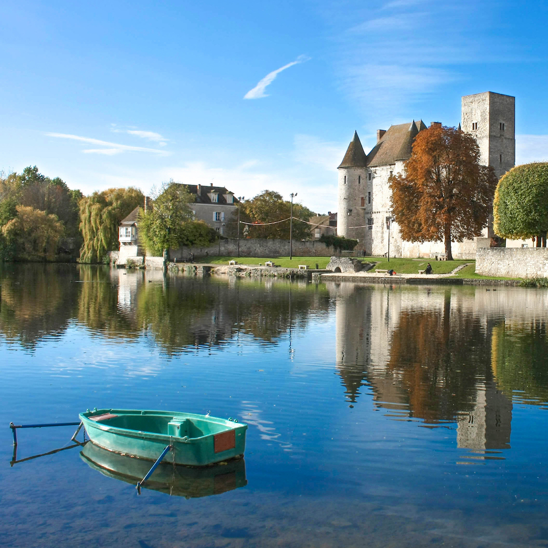 Cette cité médiévale à 1h de Paris vous invite à un festival gratuit au bord de l'eau dimanche ! shutterstock-1590957358