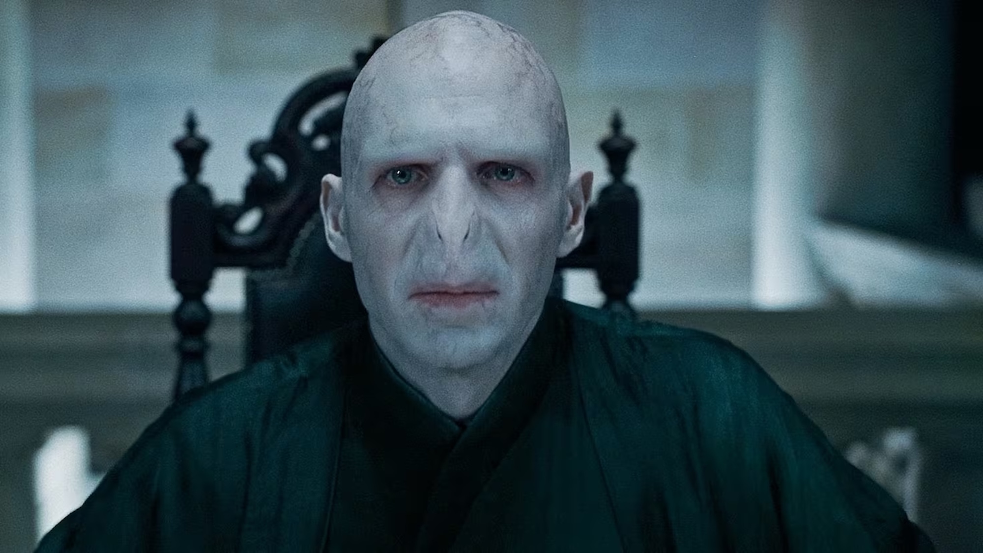 immense-acteur-interprete-voldemort-bruxelles-auto