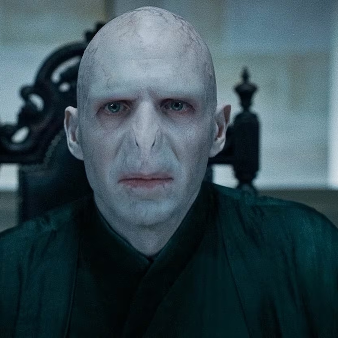 immense-acteur-interprete-voldemort-bruxelles-auto