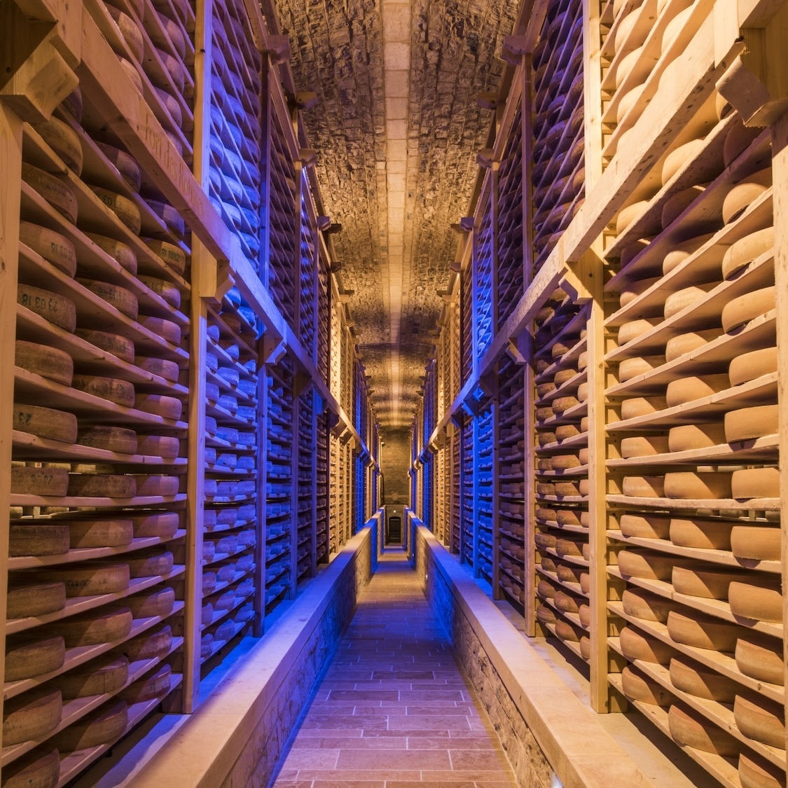 À 2h de Lyon, ce lieu unique au monde entièrement dédié au fromage abrite 140 000 meules a-2h-lyon-lieu-unique-monde-dedie-fromage-140000-m