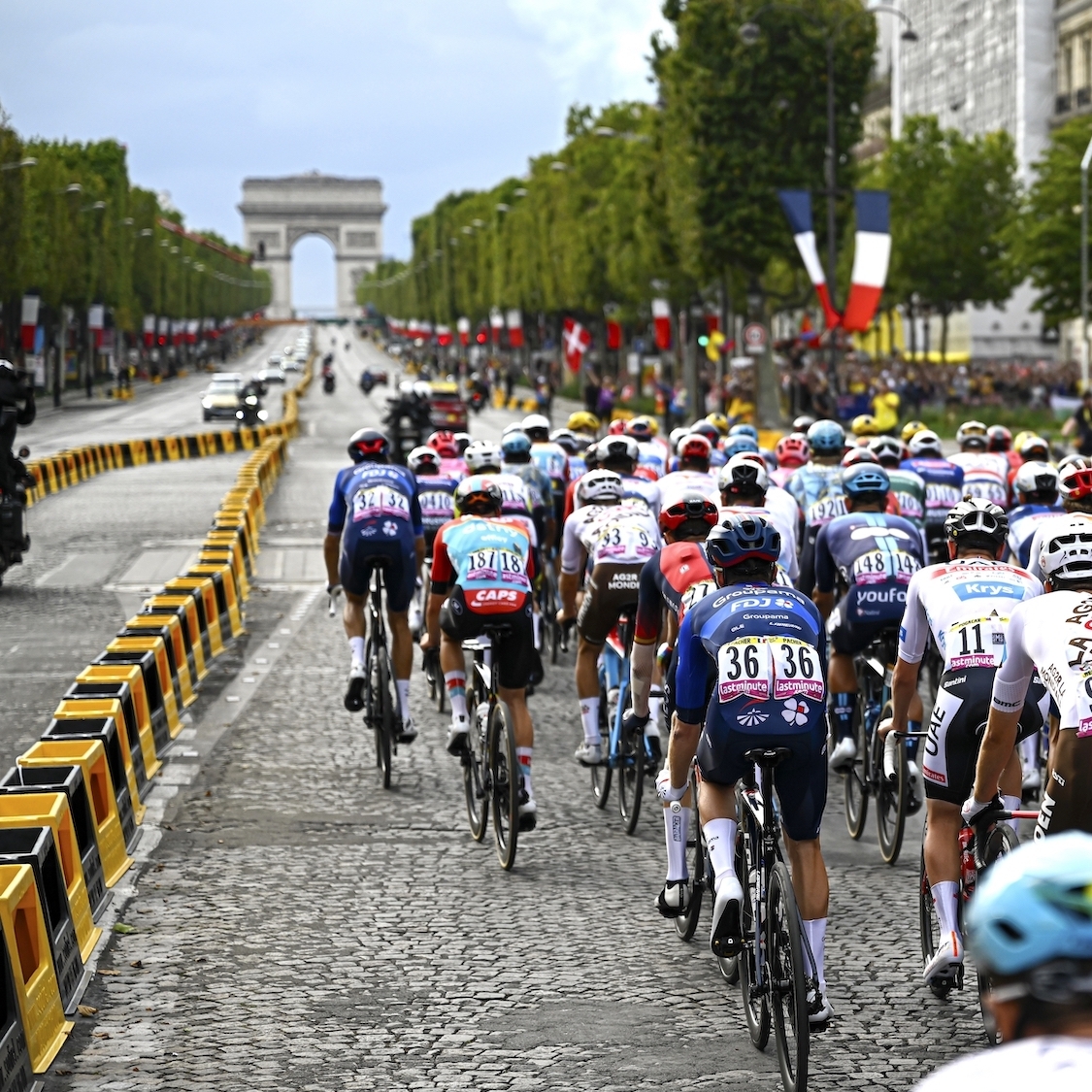 Vélo : après le Tour de France, bientôt une nouvelle course 100% parisienne ? shutterstock-2752021889