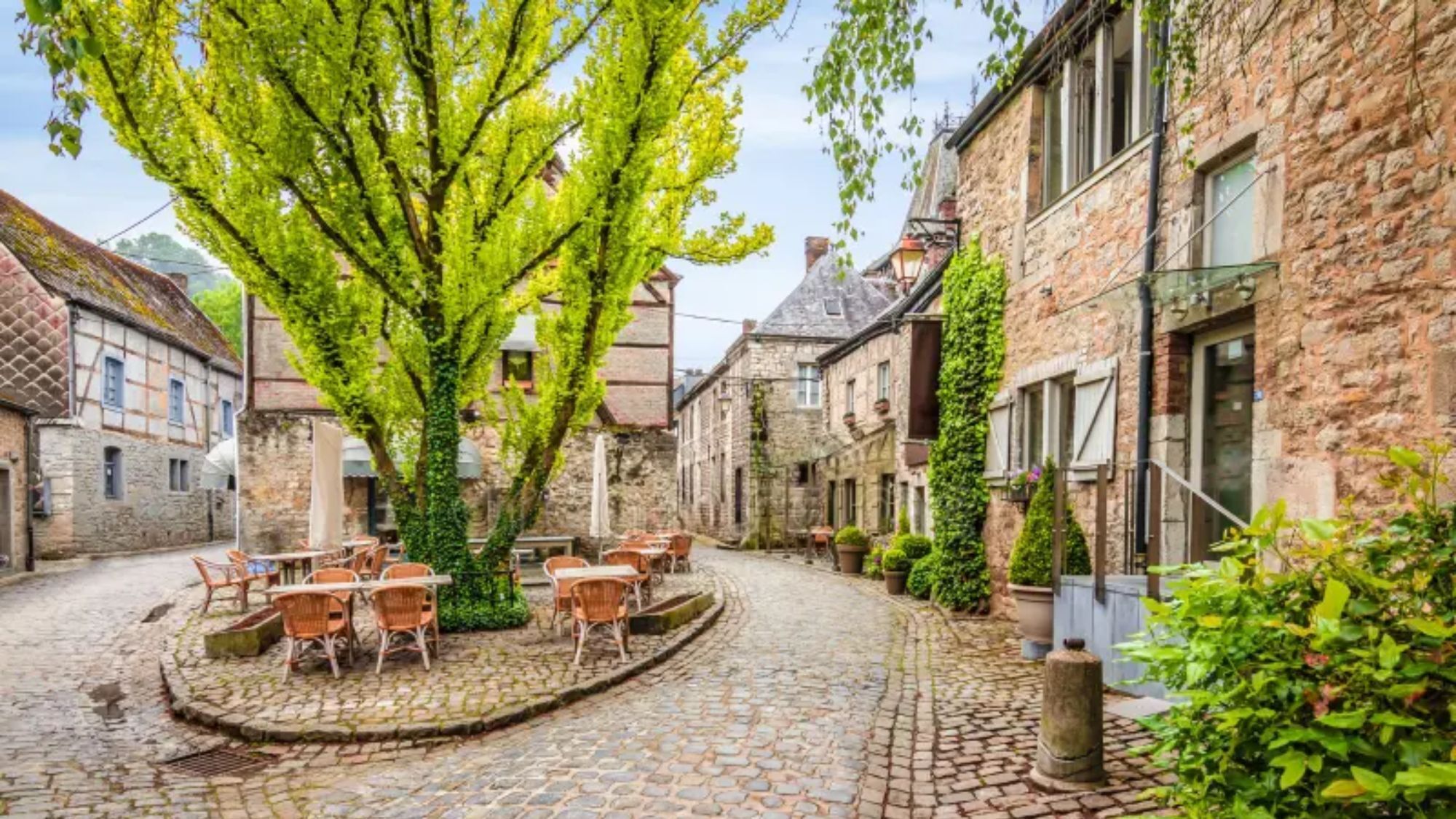 paves-rue-tables-chaises