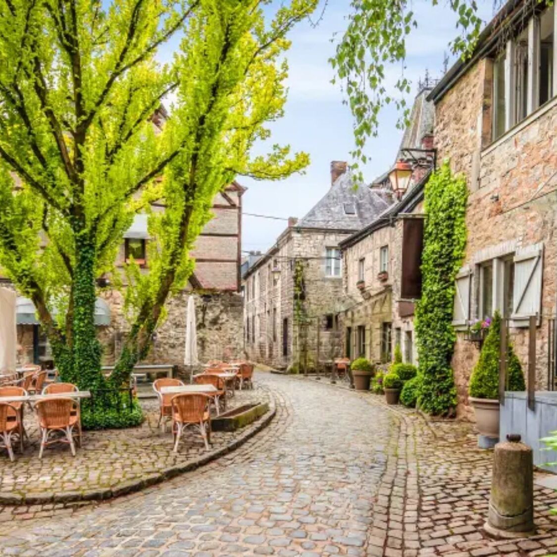 paves-rue-tables-chaises