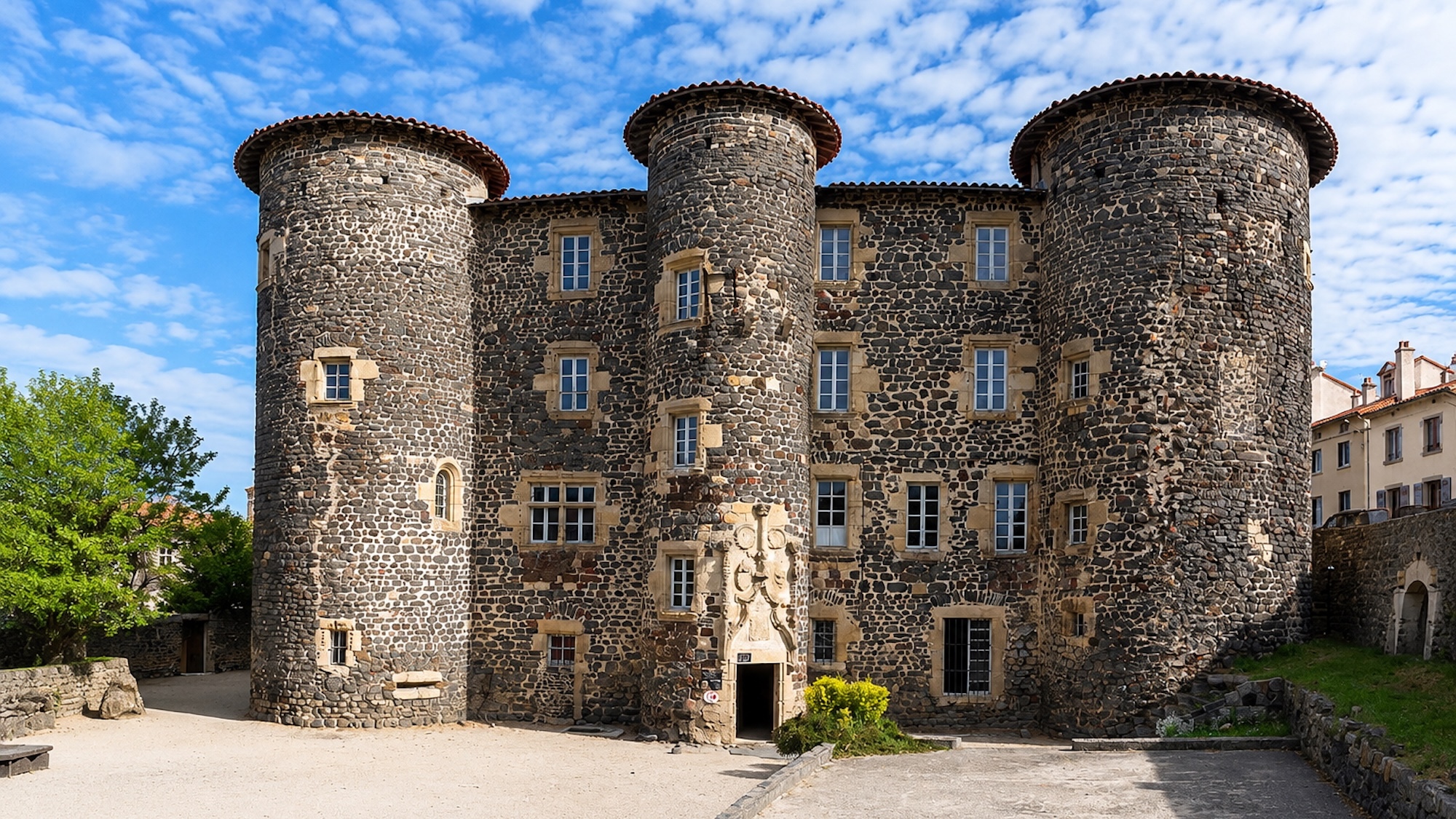 À 2h de Lyon, ce musée insolite vous plonge dans un univers de sorcières, loups-garous et fantômes musee-des-croyances-populaires-2h-lyon-3