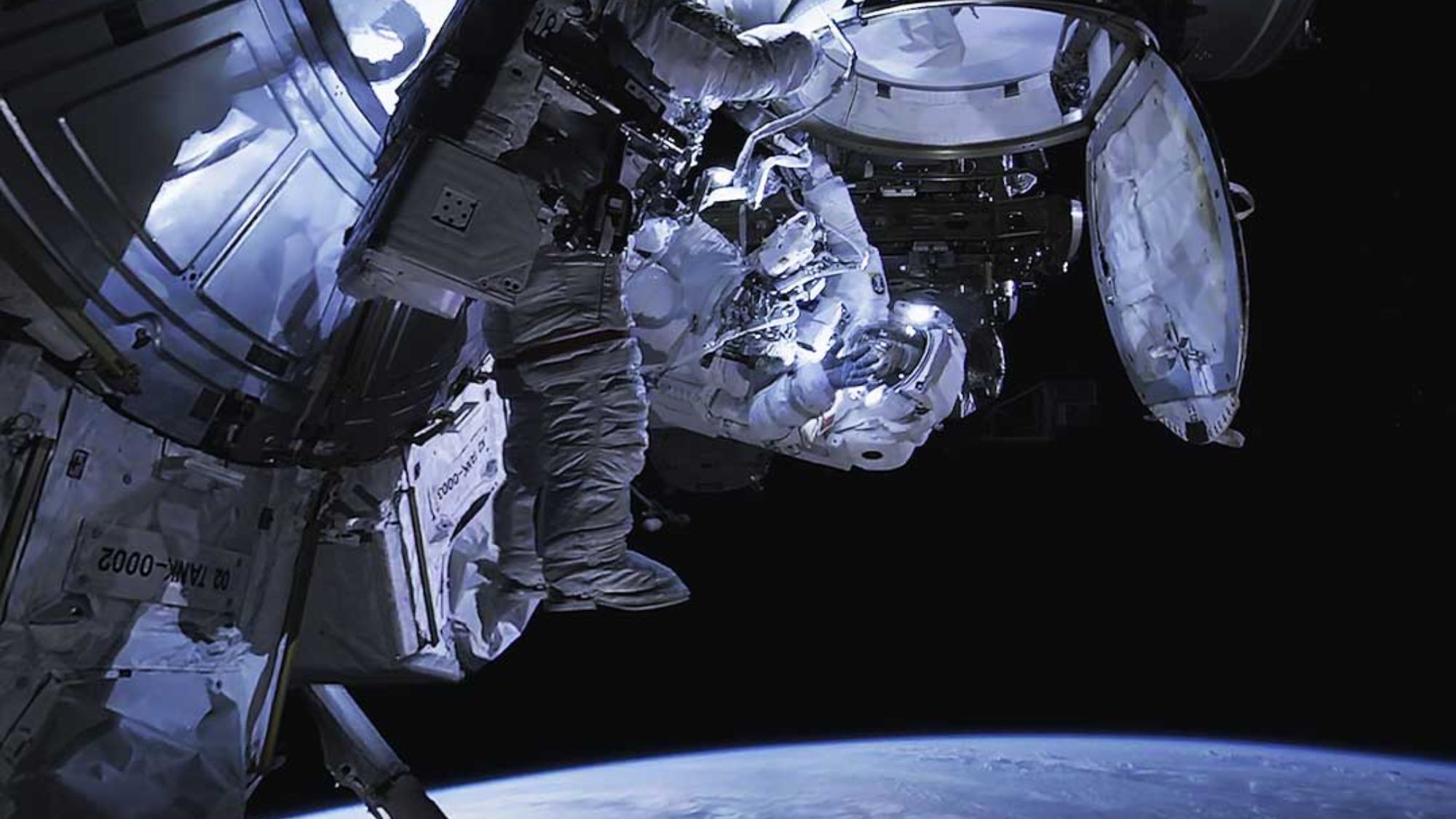 post-espace-terre-astronaute