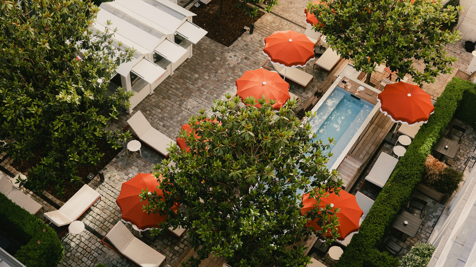 Avec sa piscine, cet hôtel branché du 2e vous fait voyager sur la Riviera 9o6a7792