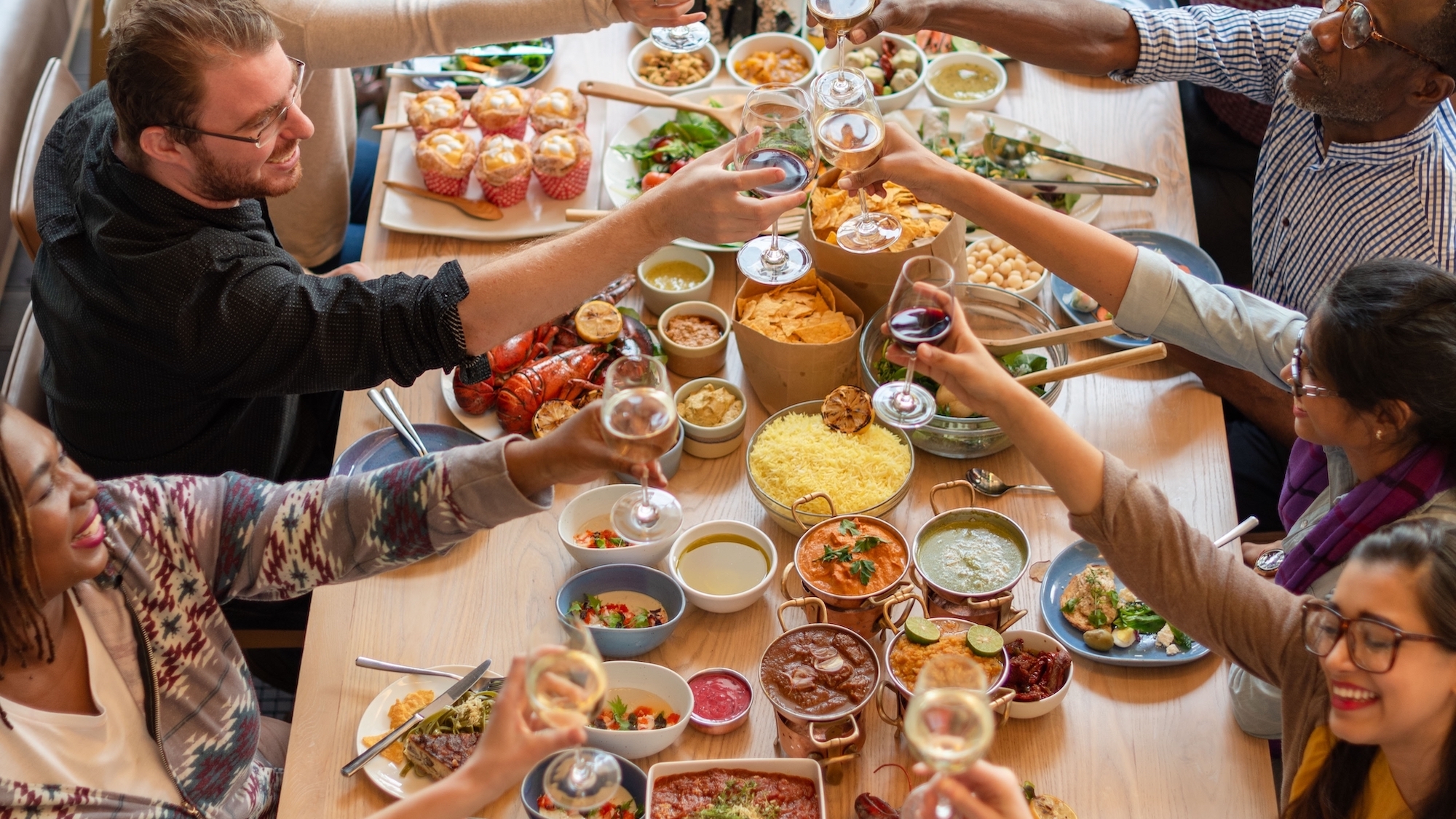 La plus grande table du monde : un immense banquet gourmand et gratuit en juin shutterstock-2758913673