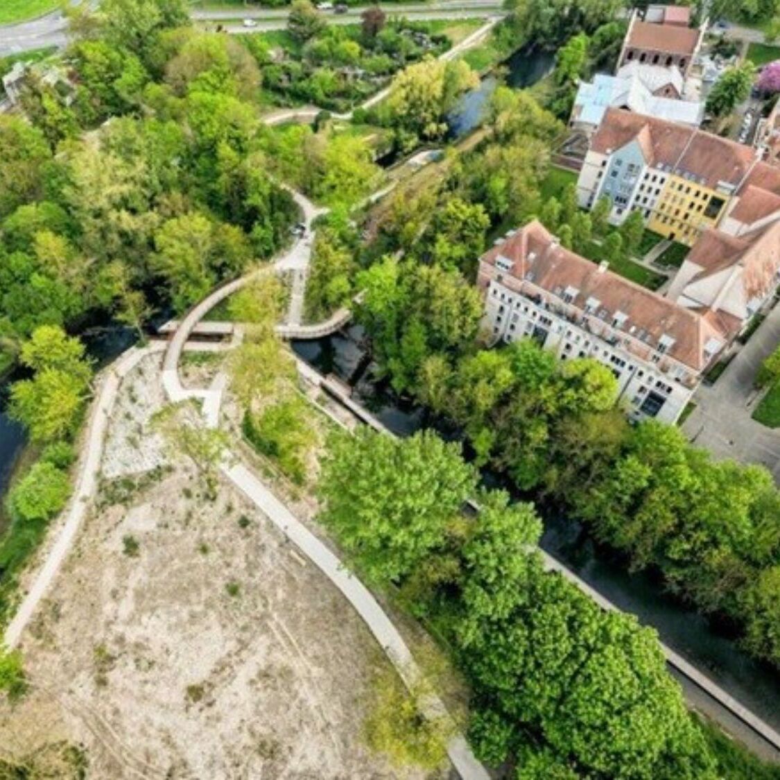 parc-maisons-arbres-eau