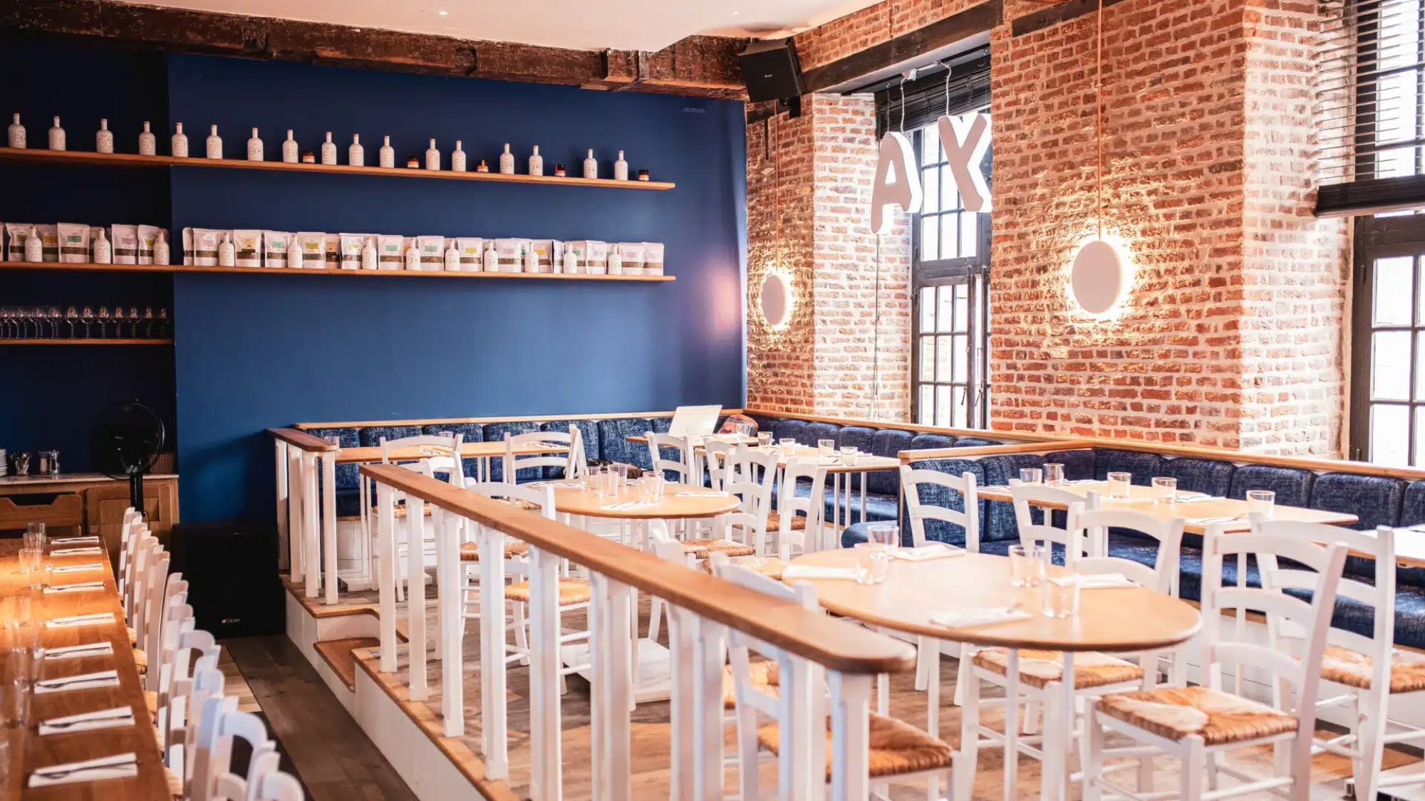 Plusieurs restaurants de Lille proposent un menu offert pour un menu acheté tables-briques-chaises