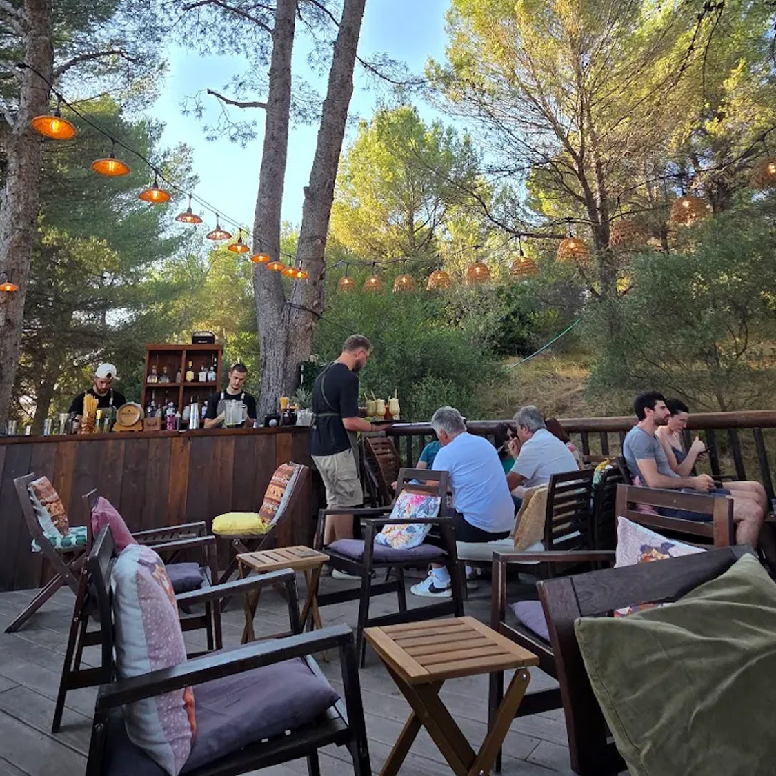Ce bar perché à 4 mètres dans les arbres près de Marseille rouvre enfin bar-dans-les-arbres