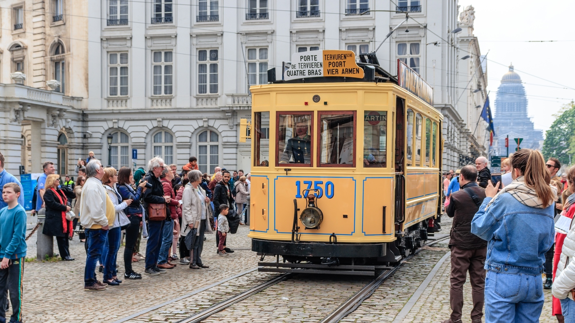 coupe-champagne-tram-annees-50-experience-bruxelle
