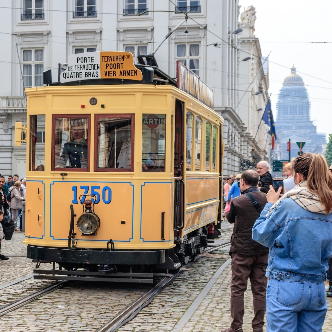 coupe-champagne-tram-annees-50-experience-bruxelle