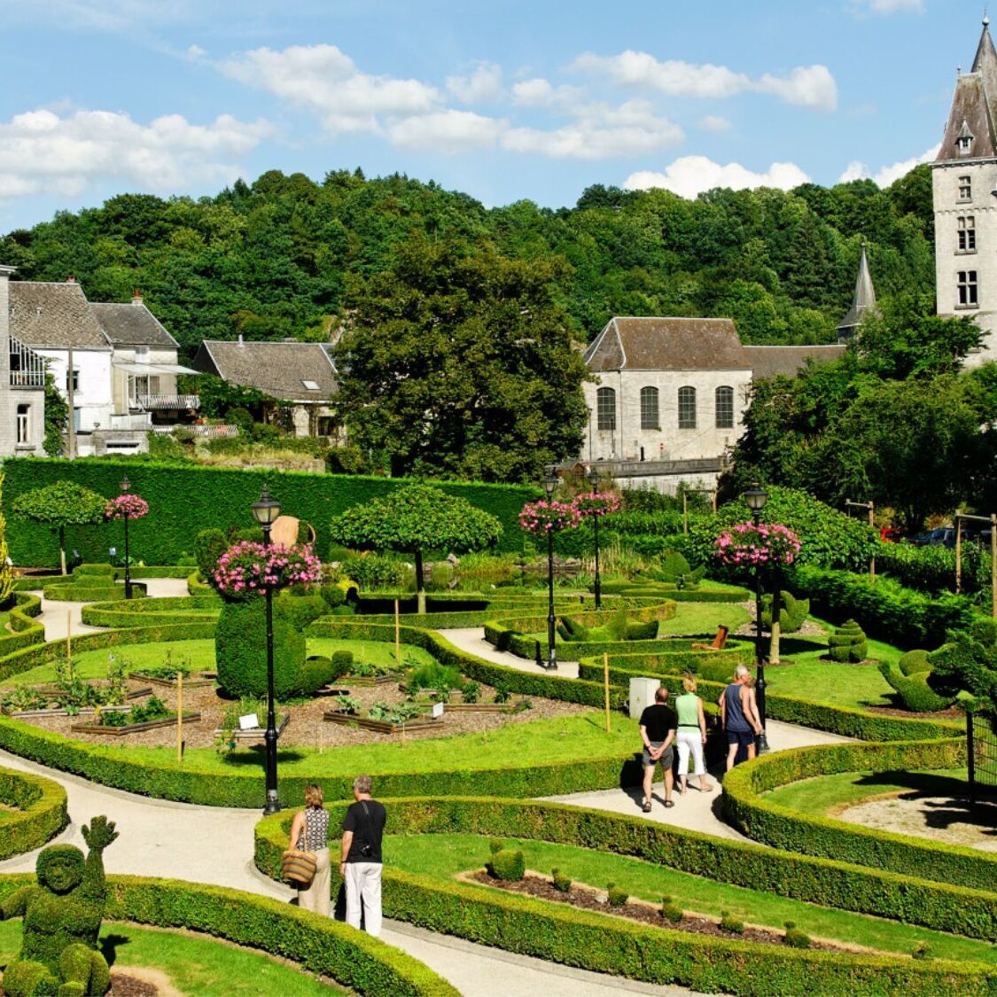 À 2h30 de Lille, ce parc féerique peuplé d’animaux géants semble tout droit sorti d’un conte parc-topiaires-chateau-herbe