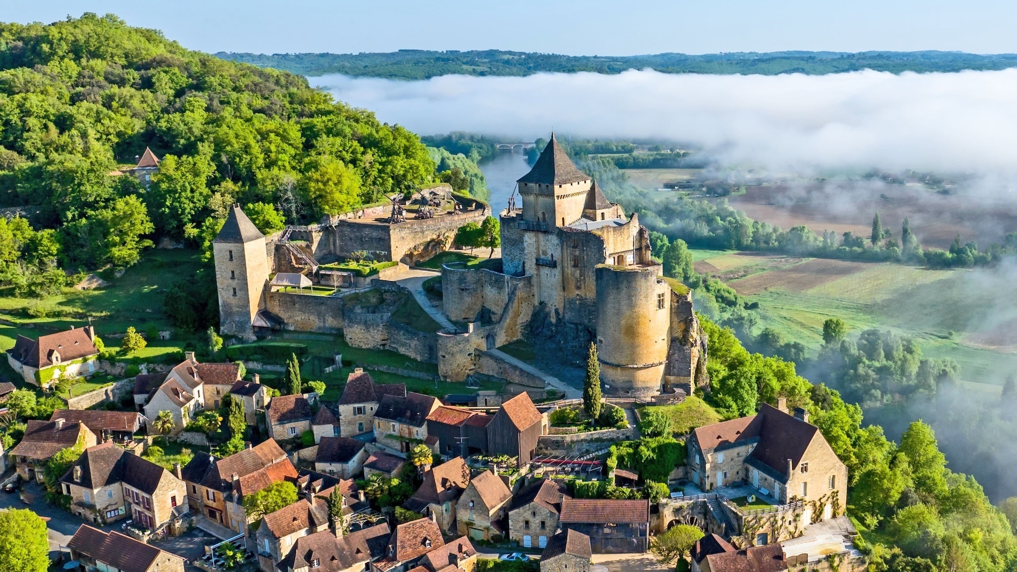 À 2h de Toulouse, ce château unique vit comme au Moyen-Âge et transporte 600 ans en arrière chateau-de-castelnaud
