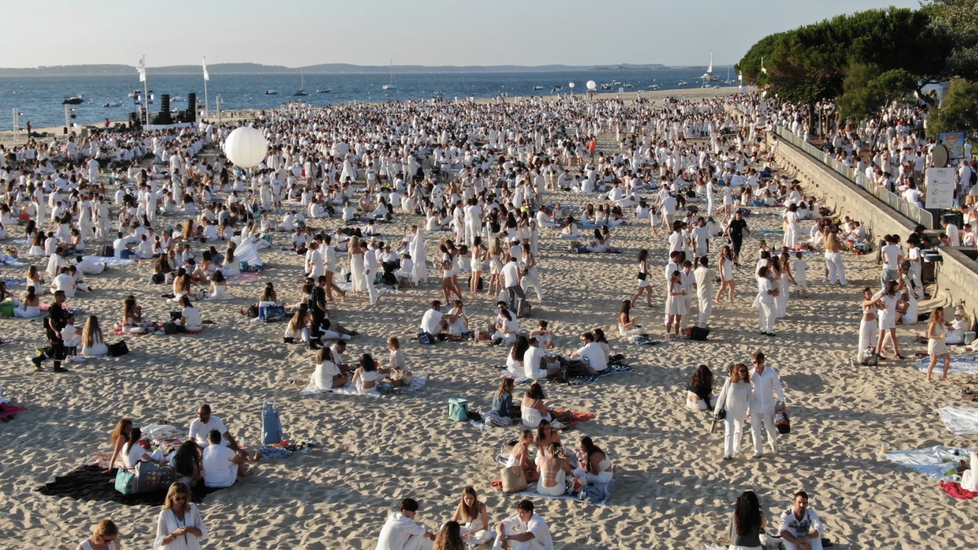 La plus grande soirée blanche de Gironde revient et attend 10 000 personnes sur la plage Pereire soiree-blanche-pereire