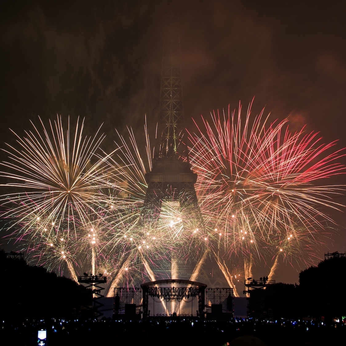 Pourquoi le feu d’artifice du 14 juillet n’aura pas lieu le 14 juillet cette année ? shutterstock-2157769317