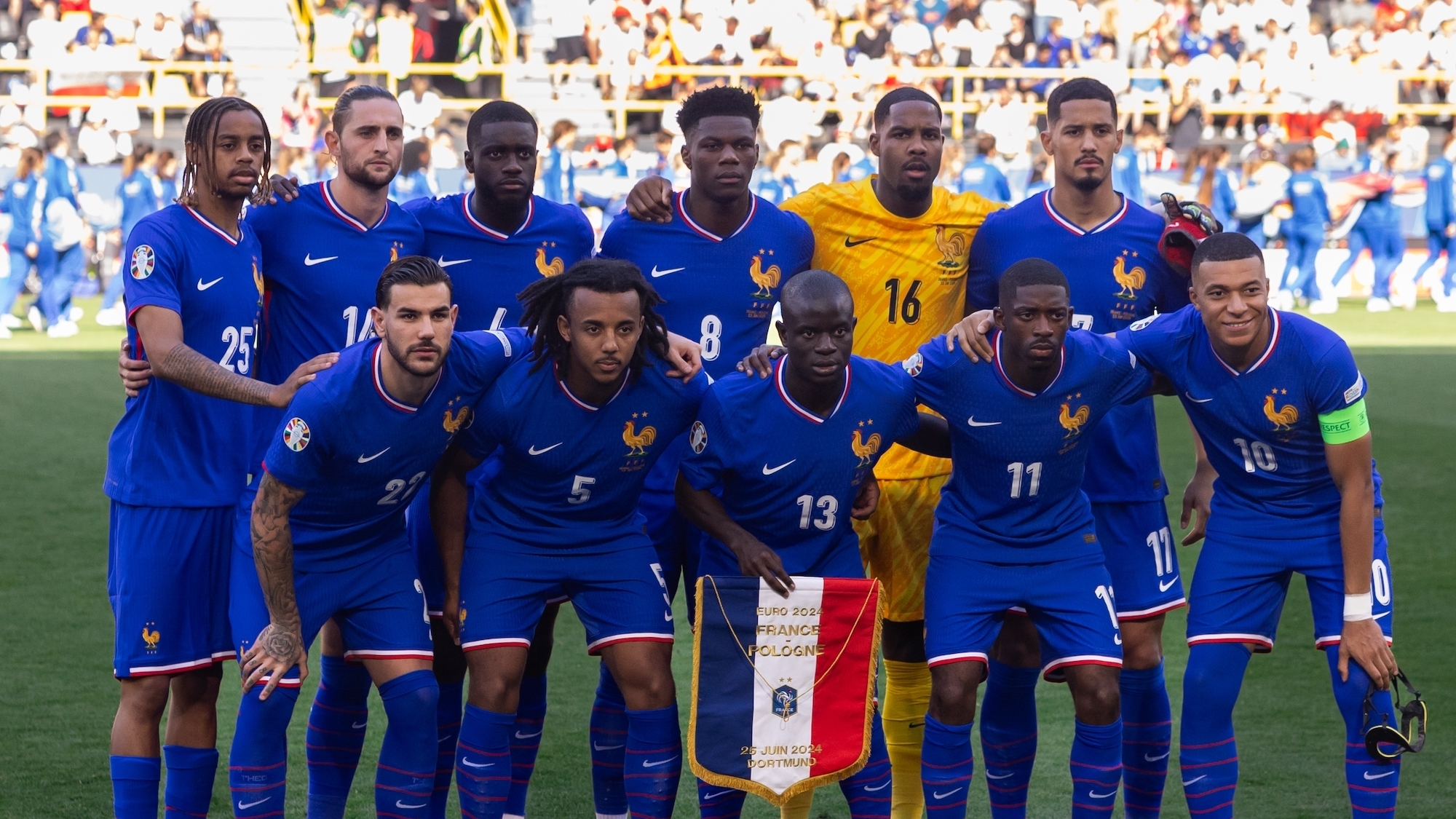 Coupe du monde : 5 endroits insolites où voir le premier match de la France à Paris shutterstock-2543911201