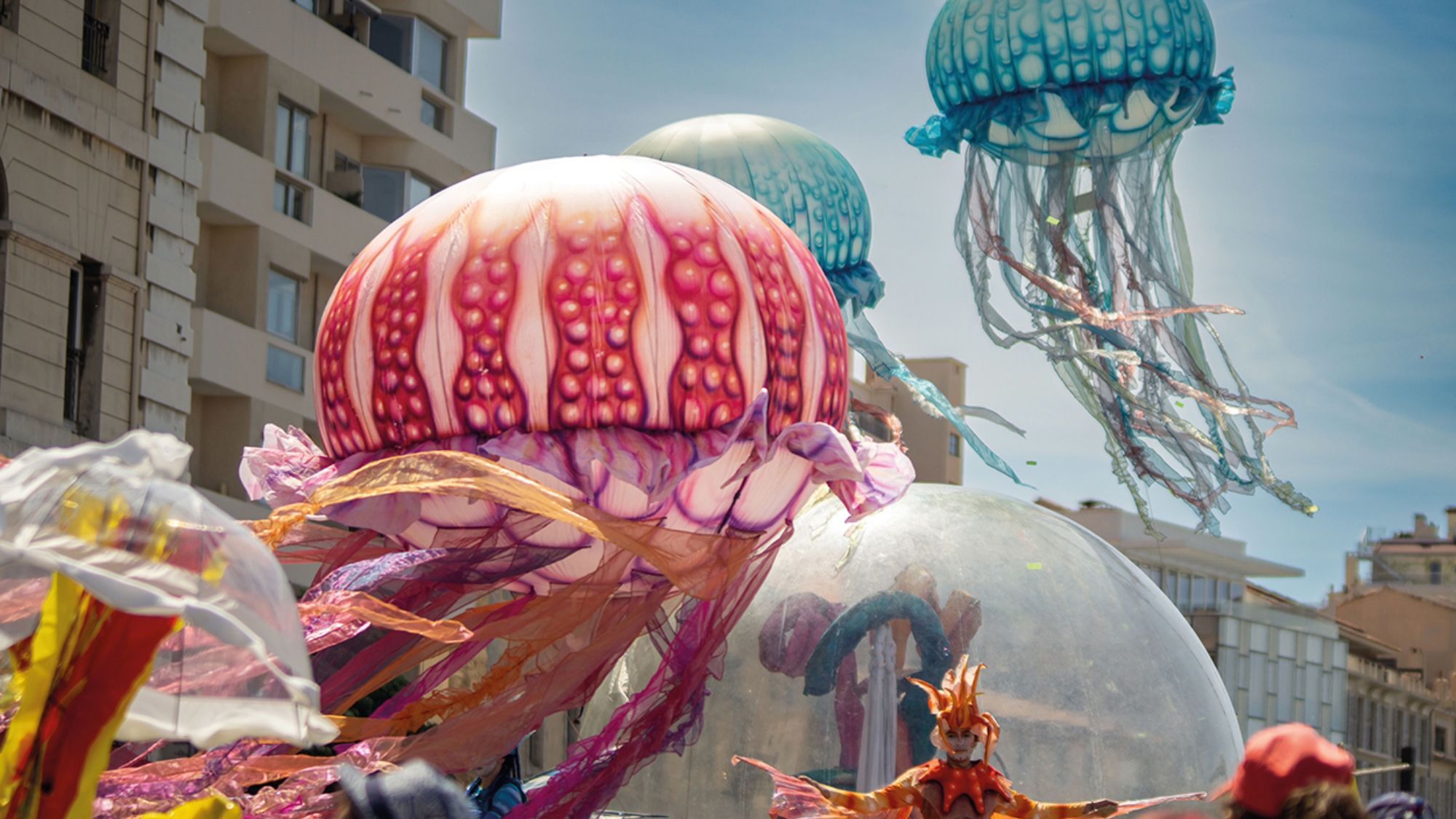 Ce festival gratuit près de Lille va transformer la ville en royaume aquatique géant meduses-ciel-batiments-ballons
