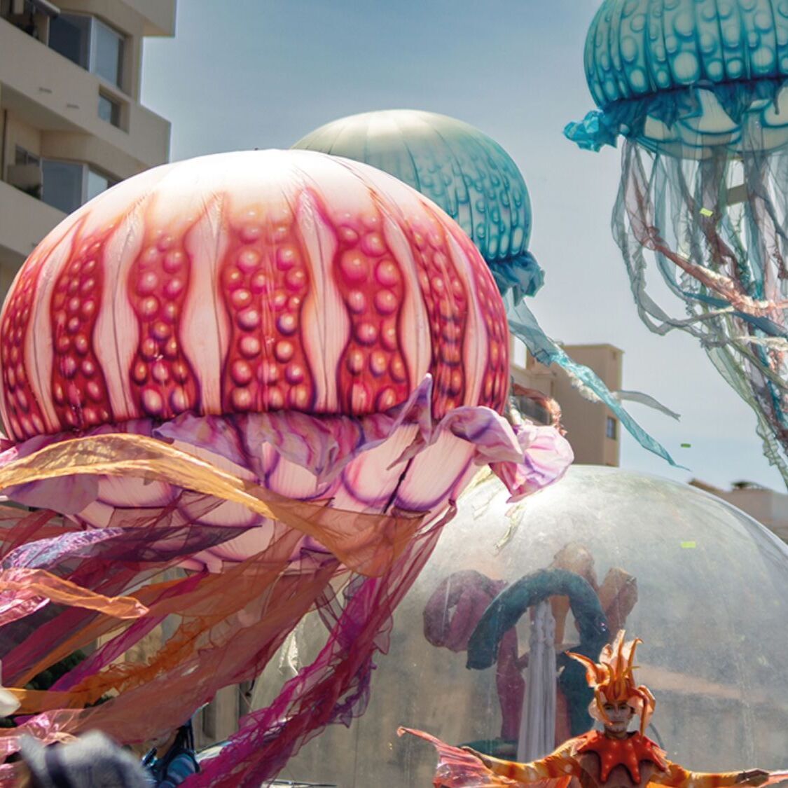 meduses-ciel-batiments-ballons