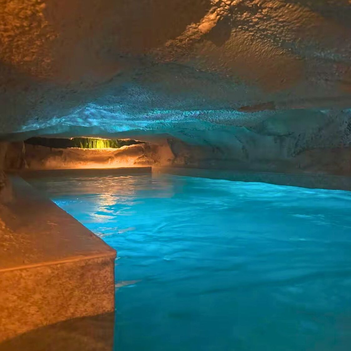 grotte-piscine-souterraine-canapes