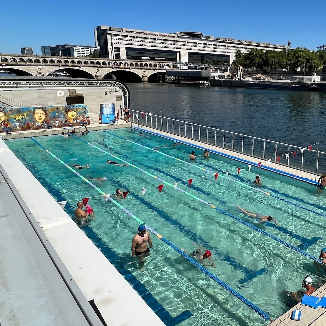 Les meilleures piscines en plein air du Grand Paris shutterstock-2429151809