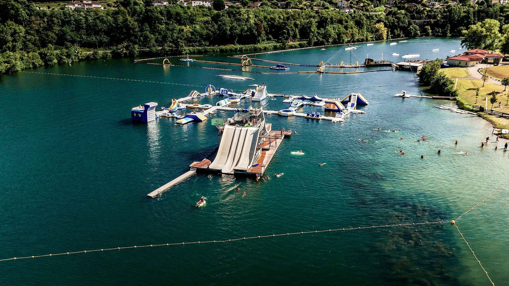 Une base aquatique géante avec structures gonflables et toboggans XXL à 40 minutes de Lyon wam-park-base-nautique-structures-gonflables-tobog