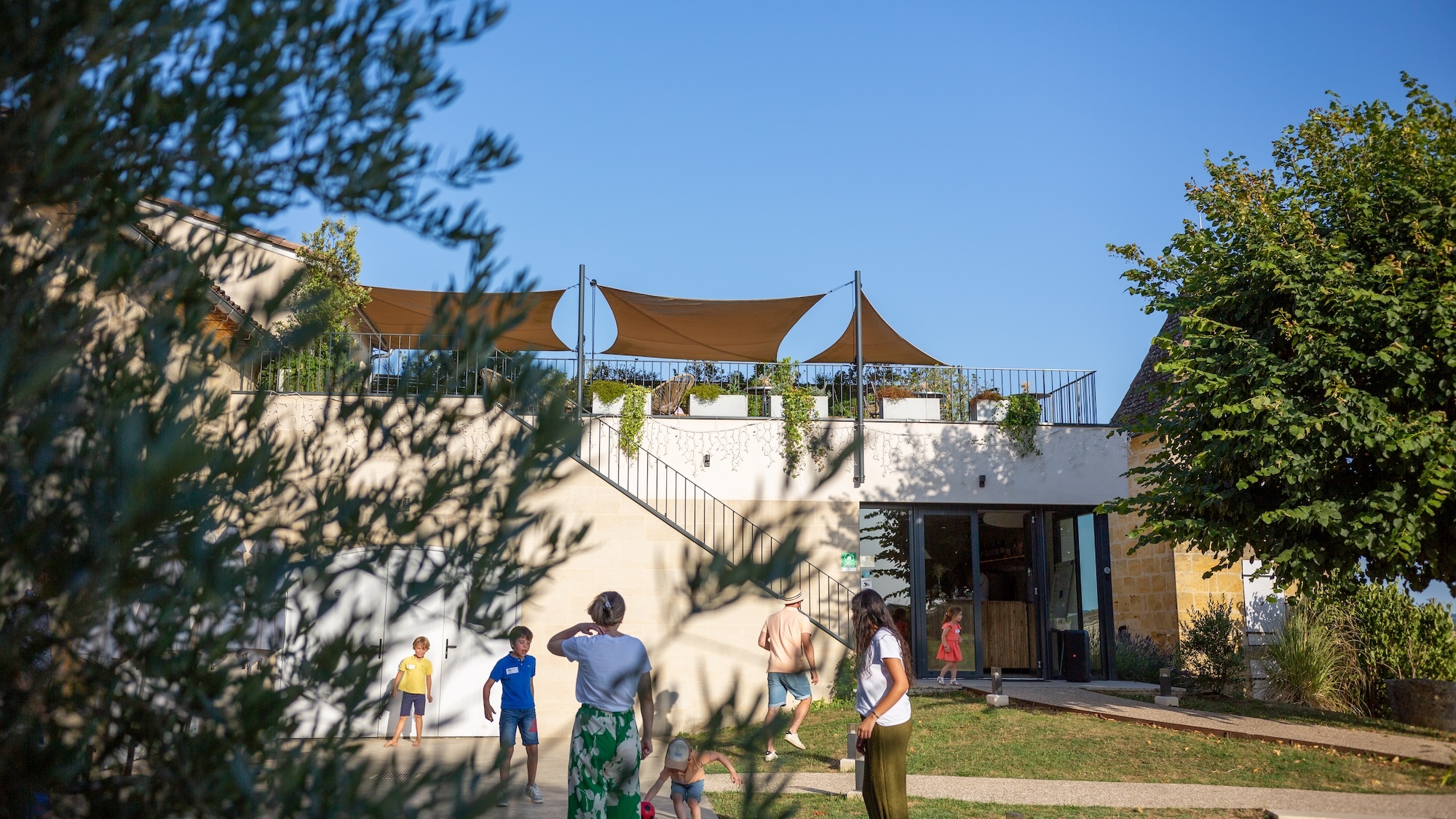 À Saint-Émilion, ce château lance un Kids Club inédit pour occuper les enfants tout l’été rooftop-chateau-mauvinon