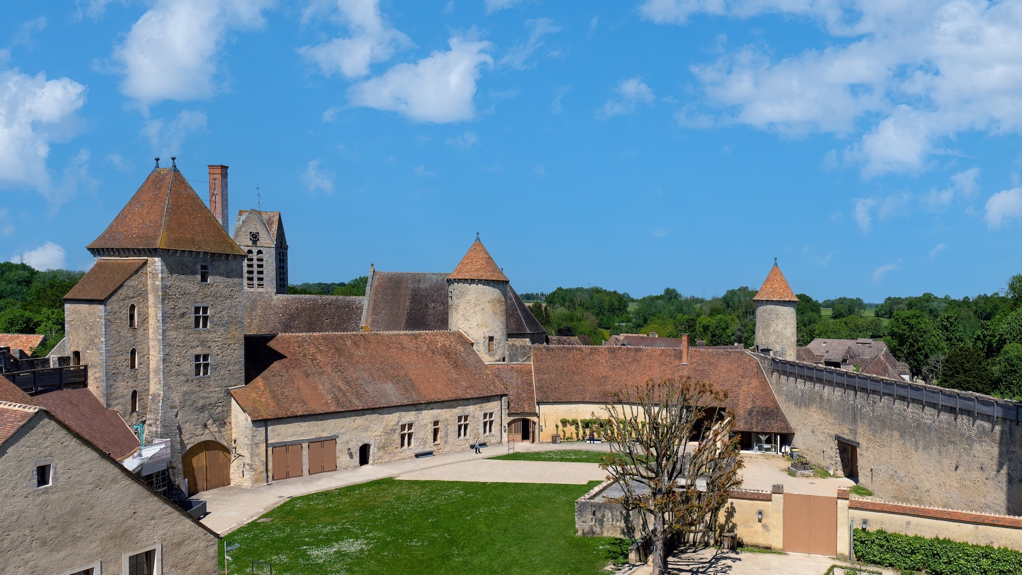 Ce château médiéval près de Paris se transforme en cinéma en plein air shutterstock-2460943983