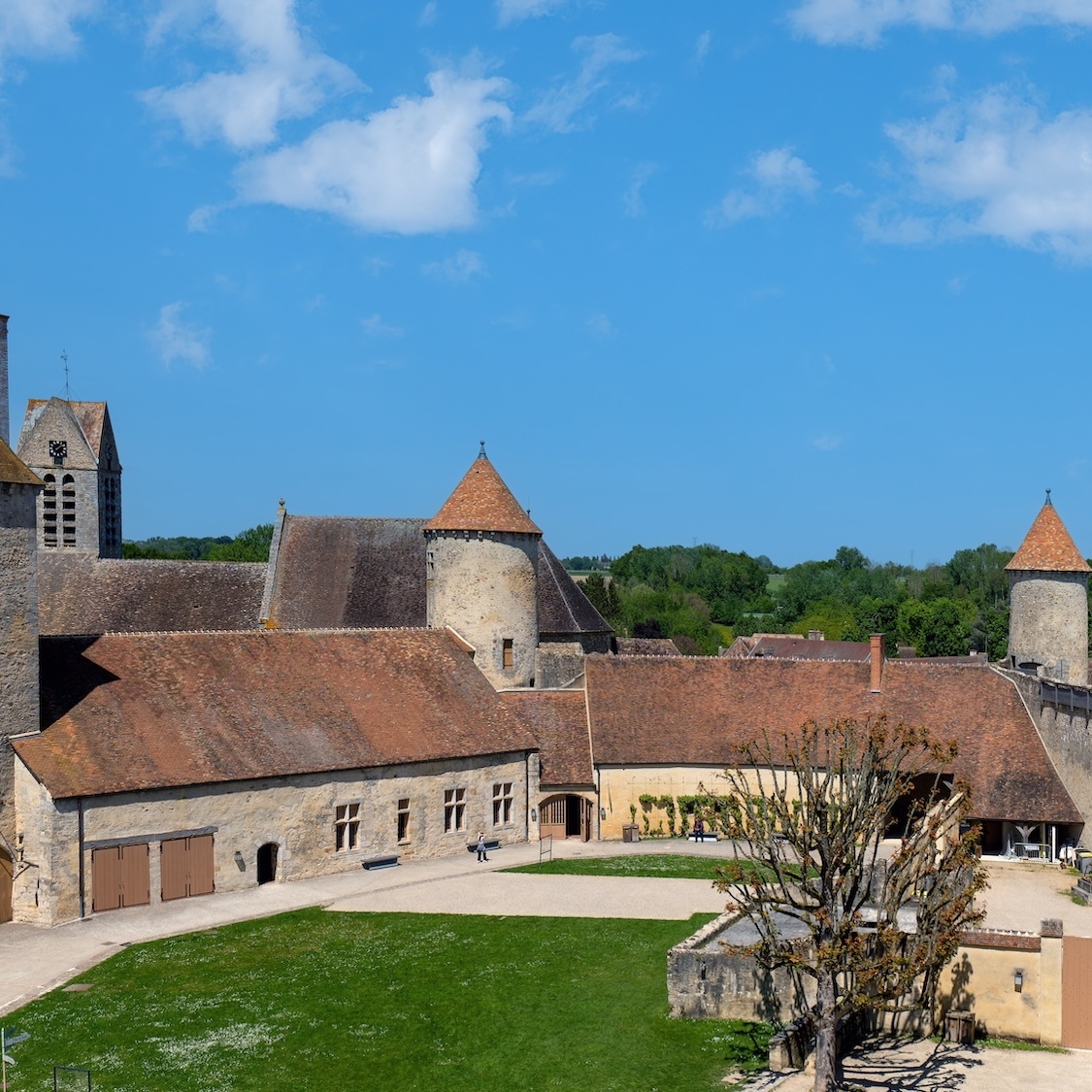 Ce château médiéval près de Paris se transforme en cinéma en plein air shutterstock-2460943983