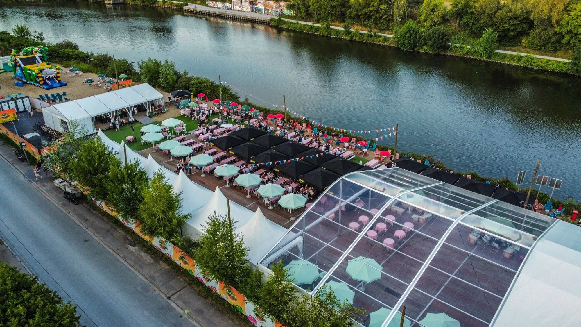 guinguette-parasols-canal-eau