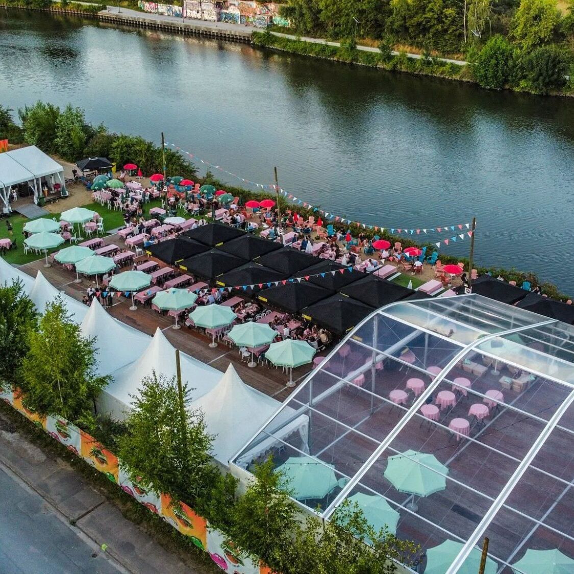 Avec ses 1 000 places au bord de l'eau, la plus grande guinguette de la métropole de Lille lance un nouvel été de fêtes guinguette-parasols-canal-eau