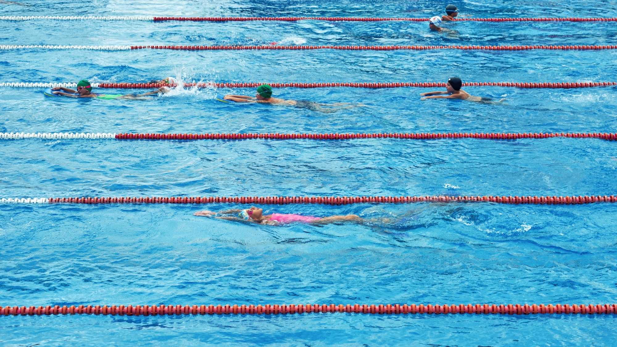 Survivre à la canicule : les 9 meilleures piscines ouvertes jusque tard le soir shutterstock-509974330