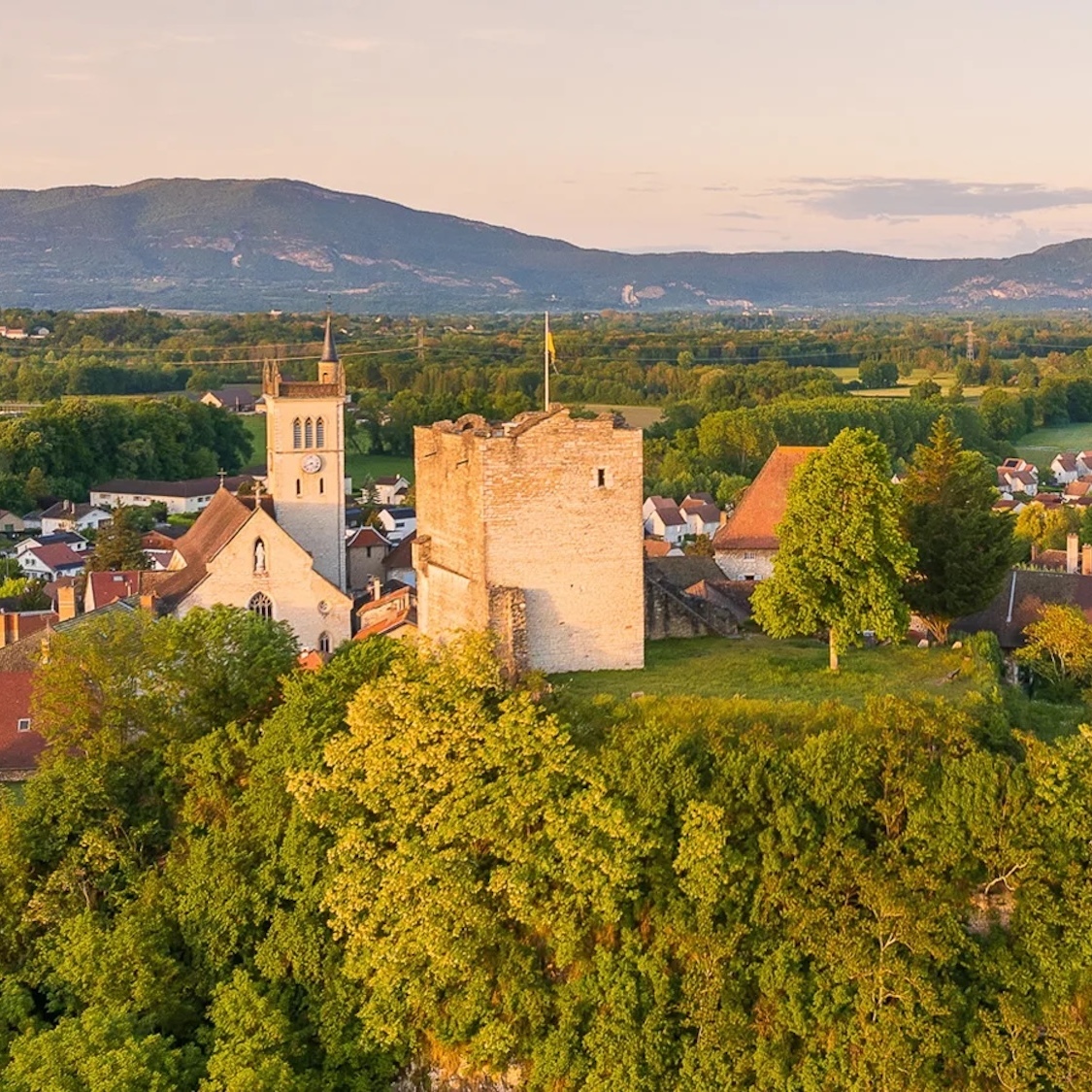 À 1h de Lyon, cette cité médiévale surnommée la « <i>Cité des Peintres</i> » semble sortie d’un tableau a-1h-lyon-cite-medievale-surnommee-cite-peintres-1
