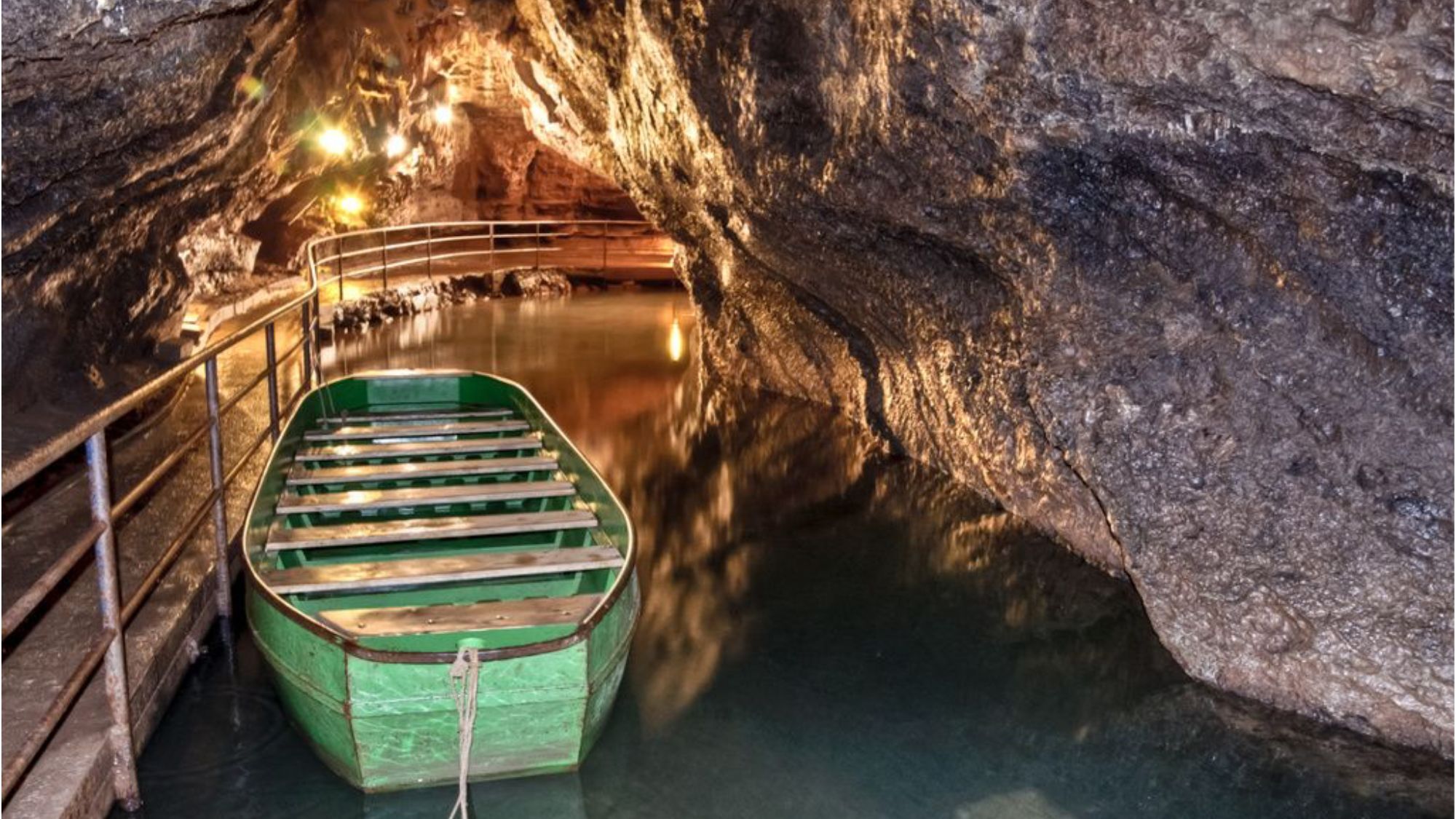 grottes-barque-sous-terrain