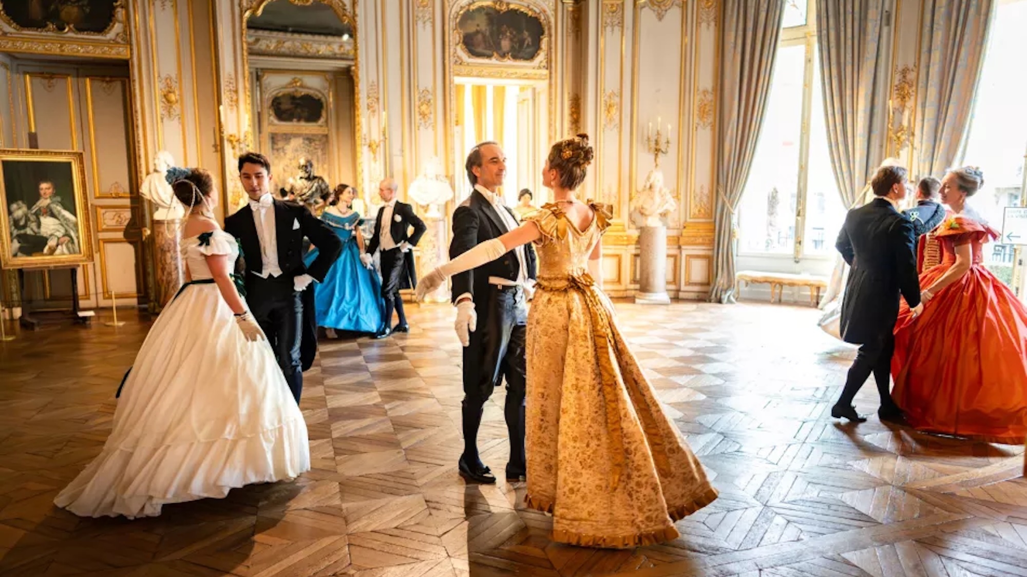 grand-salon-bal-costume-danse-couples-jpg-webp-jpe